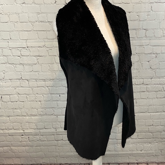 ROMEO & JULIET COUTURE Black Faux Fur/Suede Drape Front Vest-Medium - Picture 2 of 4
